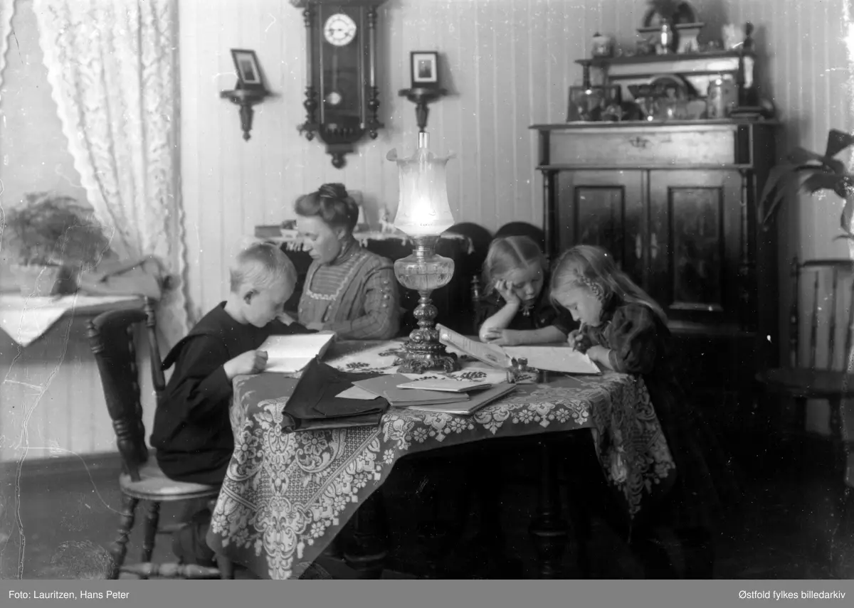 Barna i familien Lauritzen gjør lekser, mens mor antageligvis syr. Ca. 1910-13
Fotografens egen familie. Fra venstre: Robert, Marie Lagertha, Solveig Elvira og Ingertha.
