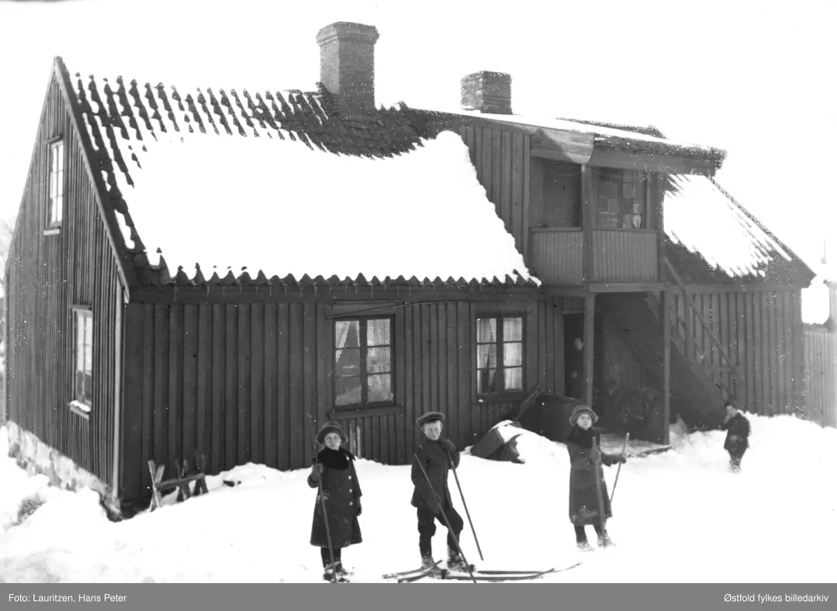 Søsknene Lauritzen på ski. Ca 1912-14. Ukjent tilskuer i bakgrunnen.
Fra venstre: Solveig Elvira, Robert William og Ingertha.
Skigåerne er fotografens egne barn.
