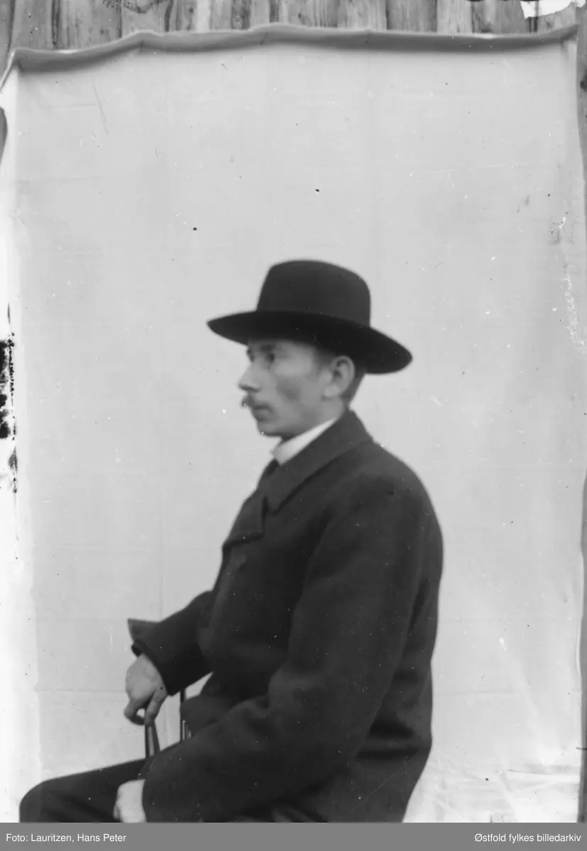 Selvportrett, sittende, av fotograf og skredder  Hans Peter Lauritzen, mellom 1910-1930.