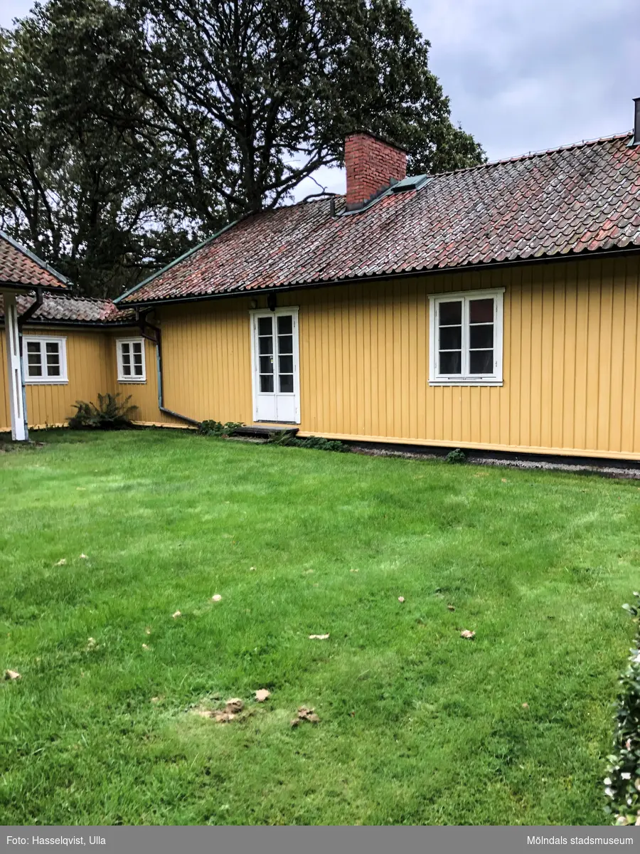 Ett gulmålat bostadshus på Sporred Tvärgården i Sporred, Kållered, i Mölndals kommun, den 20 september 2019. Byggt cirka 1940.