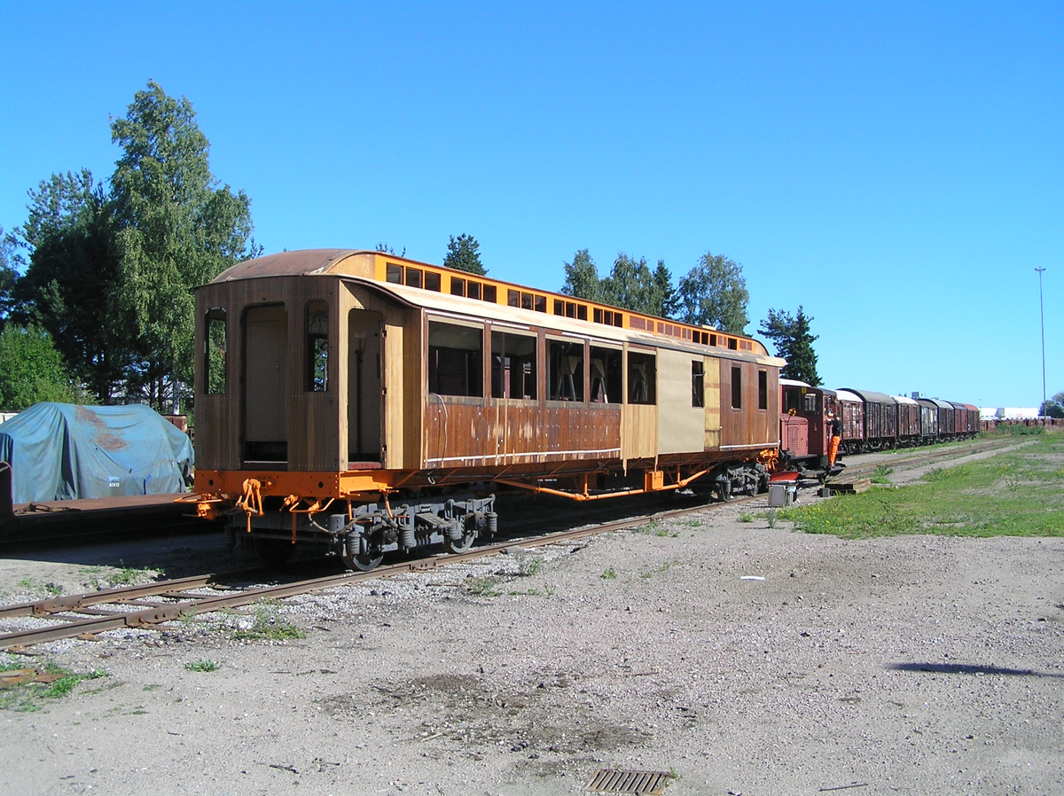 Rangering av restaurangvagn SJ Ro2 2702. Exteriör delvis med ny ytterpanel.