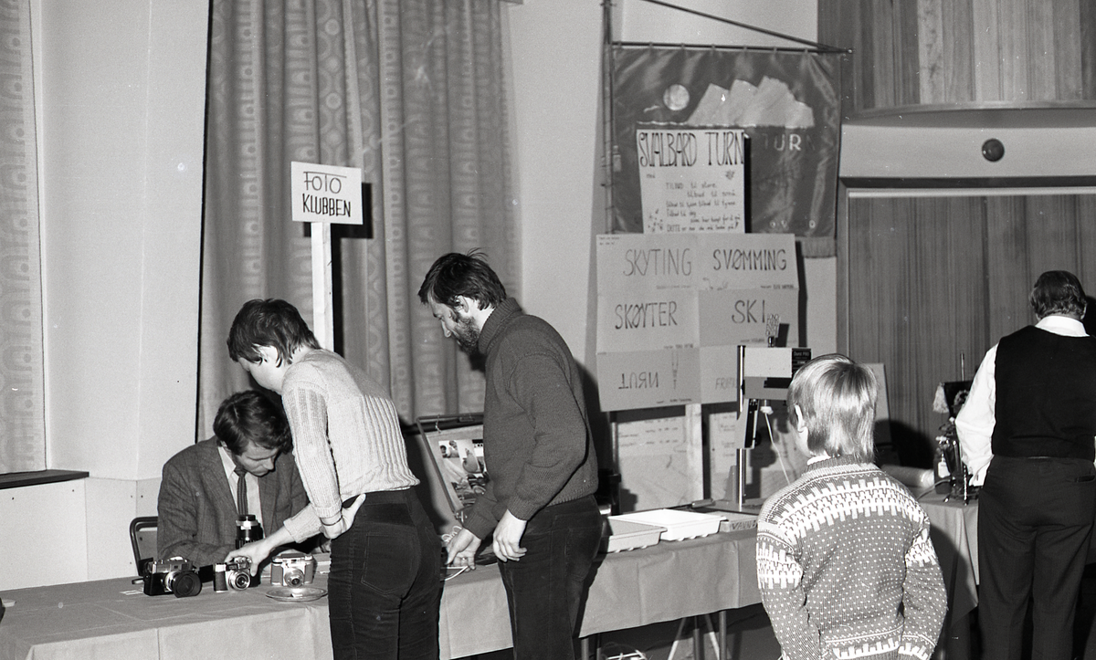 Fra "høsttreff"/aktivitetsmesse på "huset" i november 1974.