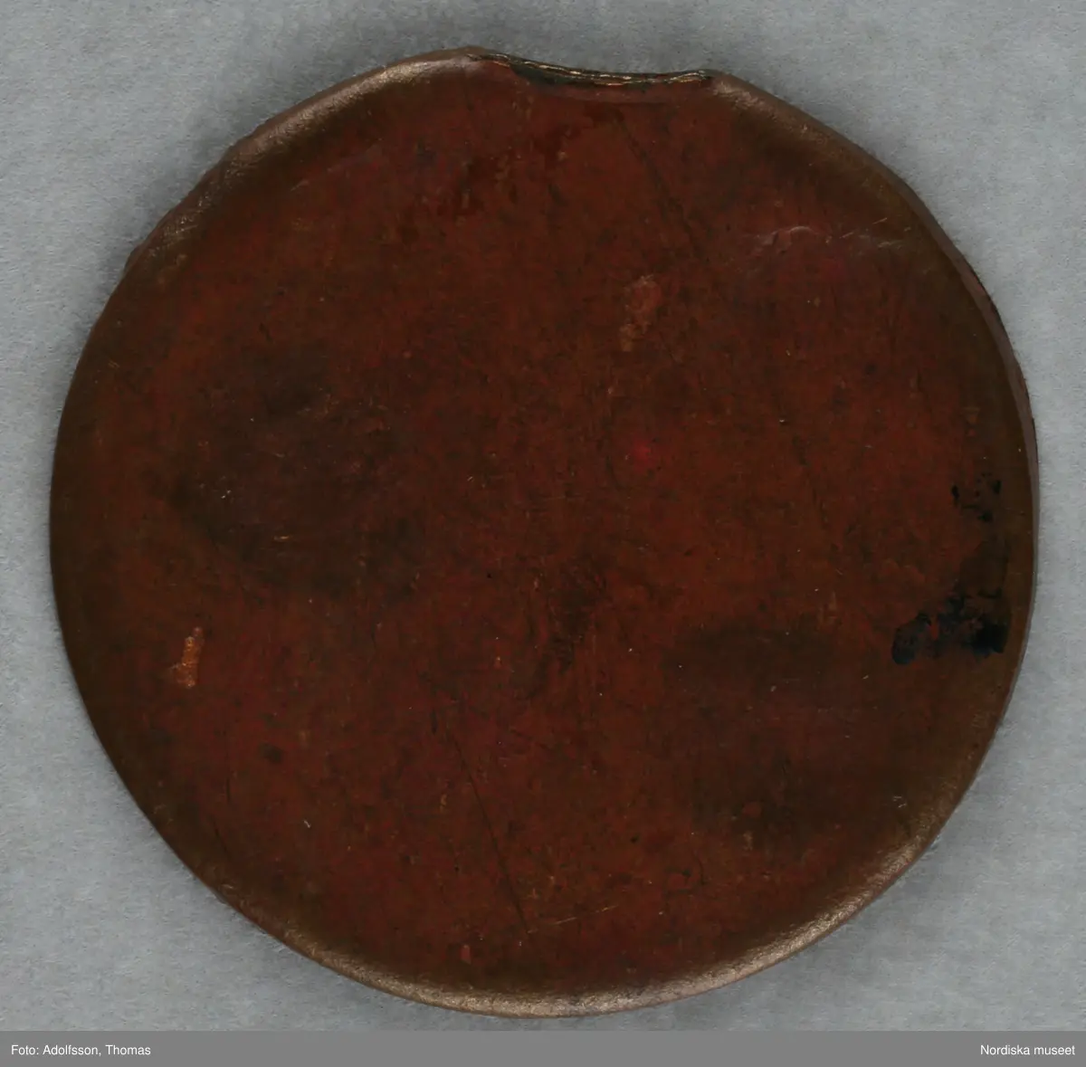 Pollett av koppar, rund, inpräglat 2 kronor.