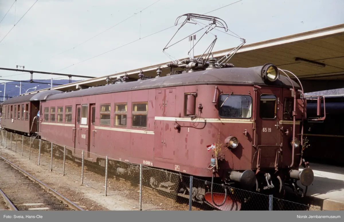 Elektrisk motorvogn BM 65 19 med ekstratog til Larvik på Drammen stasjon