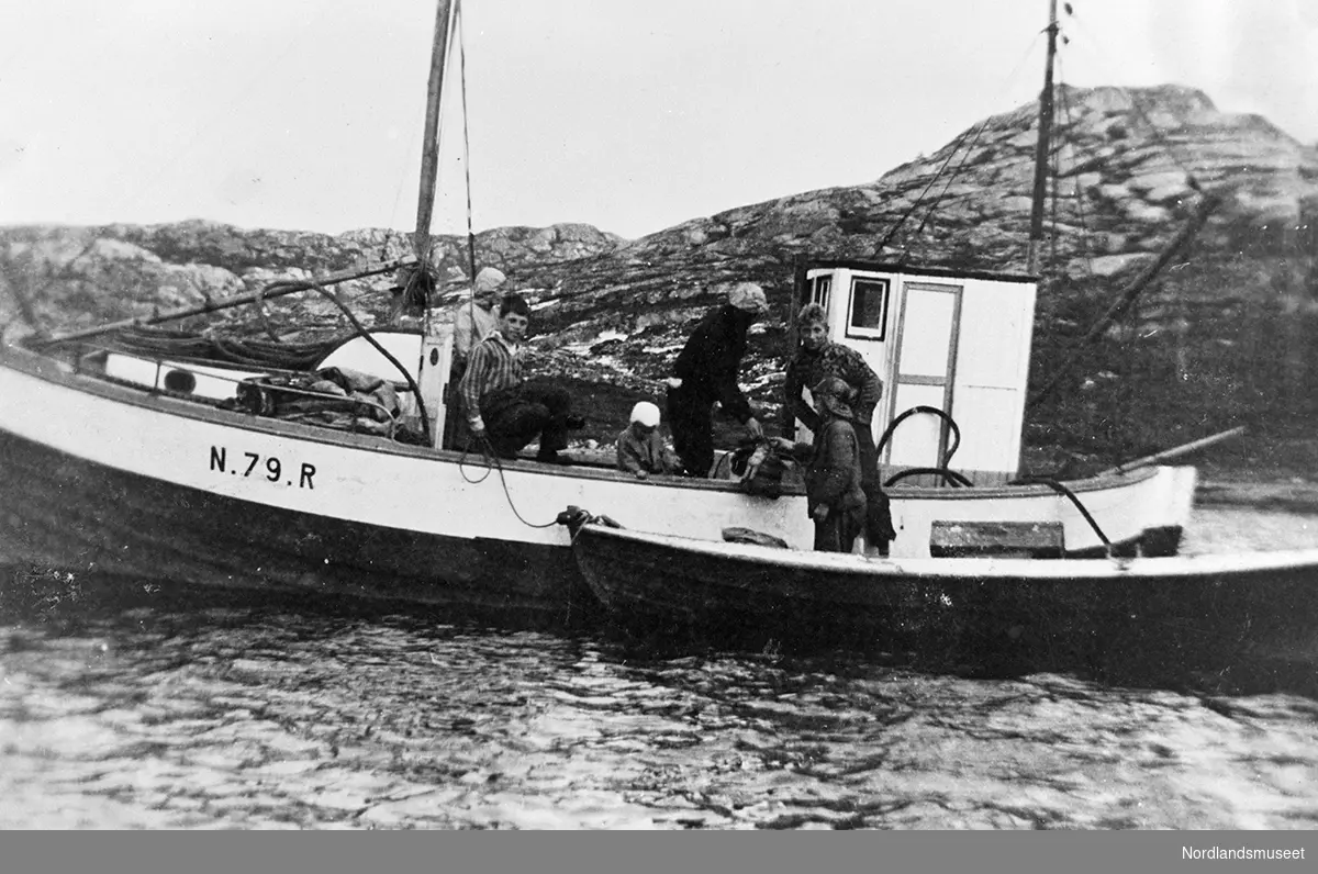 M/S "Havgula", registreringsnummer N.79.R. Fire personer ombord i skyta, og to personer i småbåten som ligger inntil skøyta.