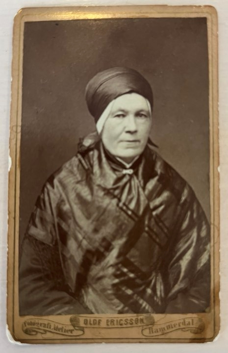 I början av 1800-talet kom pärlor att användas i stickning. Det var modernt i högreståndshem, där man stickade små väskor.

Muddar i ullgarn med instickade pärlor blev modernt hos allmogen i mitten av 1800-talet. Då blev tunna stålstickor och färgade glaspärlor billigare och mer lättillgängliga. Mönster hämtades från märkduksbroderiernas korsstygnsmönster som var lätta att överföra till pärlstickning. Muddarna var som smycken men värmde också handlederna.

I Jämtland och Härjedalen finns flera fina pärlstickade muddar bevarade.

Fotot (bild 4) föreställer Anna Helena Björkebaum.

/Ingela Fredell, 2024-03-26