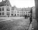 Ett ögonblick från Linköping när förra seklet var ungt. Den stora byggnaden i fonden är sedan över 100 år synonymt med stadens stadshus. Fastigheten uppfördes dock som stadens läroverk och bar sin roll till stadens nya läroverk (Katedralskolan) stod klart 1915.