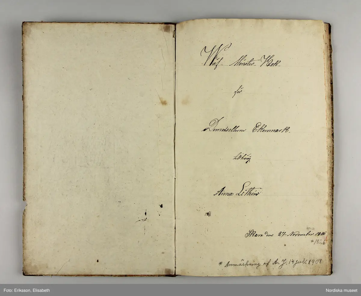 Inbunden bok med brunmarmorerade pärmar och rygg av brunt skinn. På första sidan skrivet för hand: "Wäf-Mönster-Bok för Demoisellerne Ekenmark tillhörig Anna Lithén Skara den 27 nov. 1826."
Innehåller 27 damast-och drällnotor av de vanliga slag som lärdes ut på Ekenmarks ambulerande vävkurser. Mönstrens namn påskrivna.
Bak i boken finns vävnotor och 17 tygprover på småmönstrade mångskaftade  vävnader som också lärdes ut på kurserna., samma som finns i deras tryckta läroböcker, t.ex.: nr 52 (delvis) Mönster till faconer utan veck med en bom ( hålkrus). Nr 21, stjärntyg nr 24,  blombård nr 22, wecktyg med vandringsman nr 20, 2 schalettemönster, Wästtygsmönster nr 57, Förgätmigejmönstret nr 27 samt nr. 44 2 prover.
Boken i gott skick.
Har  tillhört vävlärarinnan Johanna Brunsson, som hade känd vävskola för utbildning av vävlärare i Stockholm. Givaren  Alma Jacobbson var hennes systerdotter som tog över verksamheten efter hennes död.
/Berit Eldvik 2012-02-28