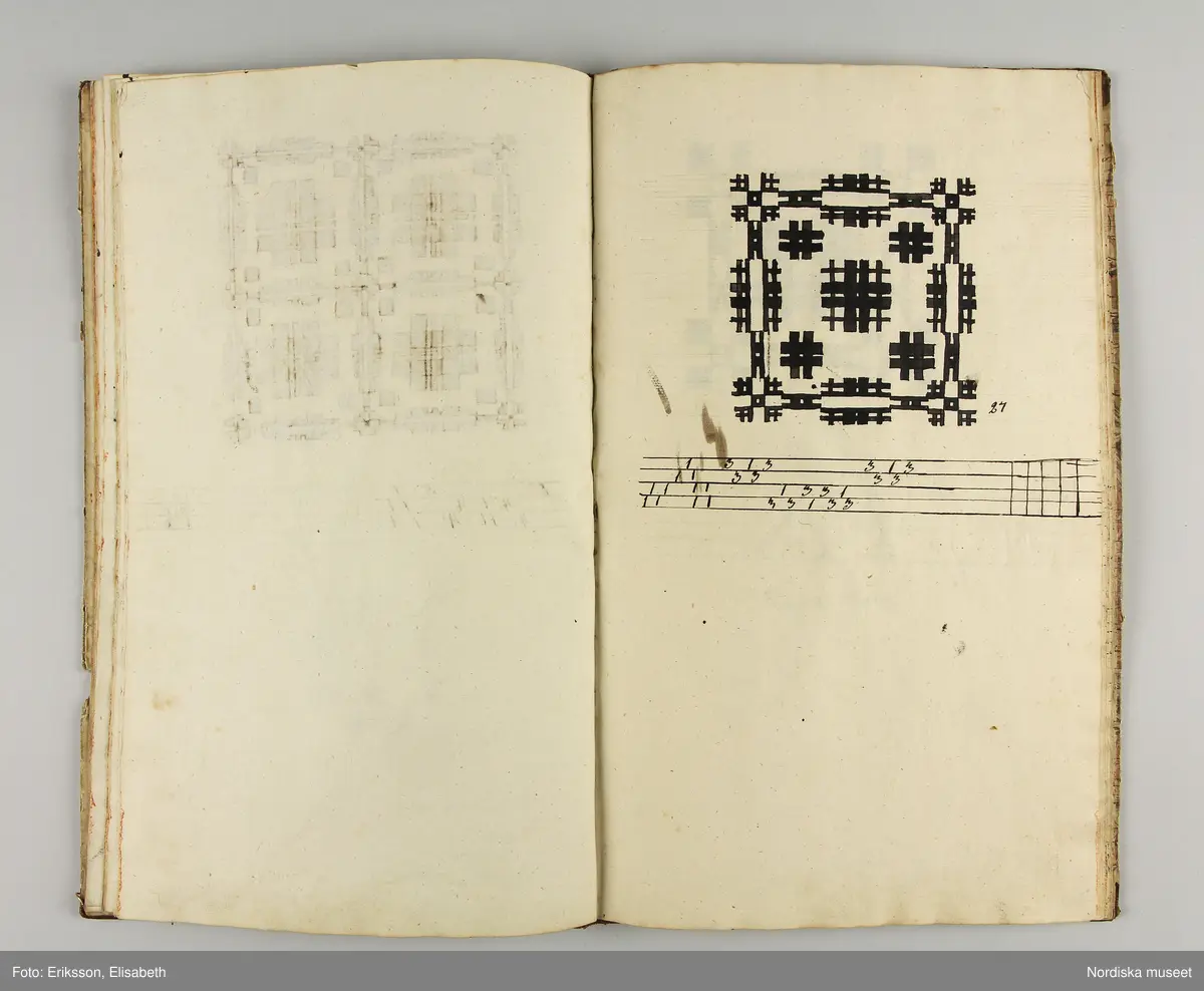 Inbunden bok med brunmarmorerade pärmar och rygg av brunt skinn. På första sidan skrivet för hand: "Wäf-Mönster-Bok för Demoisellerne Ekenmark tillhörig Anna Lithén Skara den 27 nov. 1826."
Innehåller 27 damast-och drällnotor av de vanliga slag som lärdes ut på Ekenmarks ambulerande vävkurser. Mönstrens namn påskrivna.
Bak i boken finns vävnotor och 17 tygprover på småmönstrade mångskaftade  vävnader som också lärdes ut på kurserna., samma som finns i deras tryckta läroböcker, t.ex.: nr 52 (delvis) Mönster till faconer utan veck med en bom ( hålkrus). Nr 21, stjärntyg nr 24,  blombård nr 22, wecktyg med vandringsman nr 20, 2 schalettemönster, Wästtygsmönster nr 57, Förgätmigejmönstret nr 27 samt nr. 44 2 prover.
Boken i gott skick.
Har  tillhört vävlärarinnan Johanna Brunsson, som hade känd vävskola för utbildning av vävlärare i Stockholm. Givaren  Alma Jacobbson var hennes systerdotter som tog över verksamheten efter hennes död.
/Berit Eldvik 2012-02-28