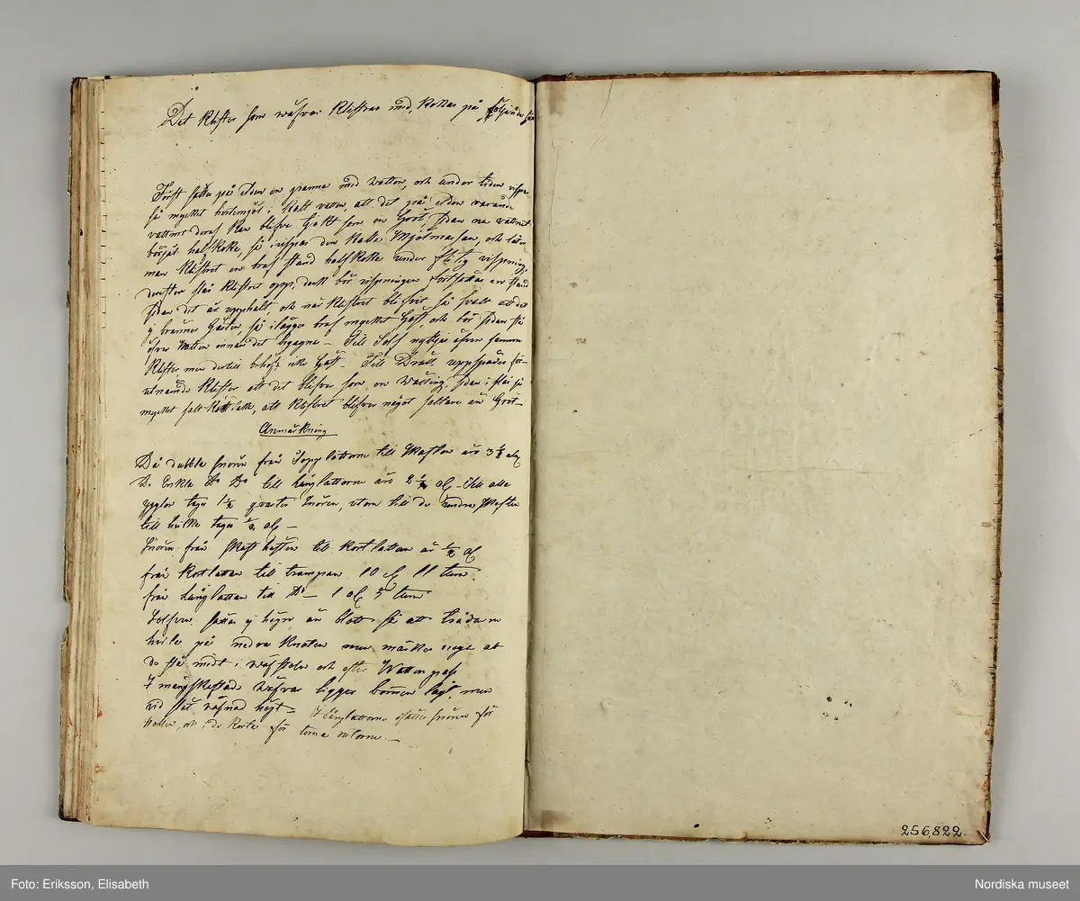 Inbunden bok med brunmarmorerade pärmar och rygg av brunt skinn. På första sidan skrivet för hand: "Wäf-Mönster-Bok för Demoisellerne Ekenmark tillhörig Anna Lithén Skara den 27 nov. 1826."
Innehåller 27 damast-och drällnotor av de vanliga slag som lärdes ut på Ekenmarks ambulerande vävkurser. Mönstrens namn påskrivna.
Bak i boken finns vävnotor och 17 tygprover på småmönstrade mångskaftade  vävnader som också lärdes ut på kurserna., samma som finns i deras tryckta läroböcker, t.ex.: nr 52 (delvis) Mönster till faconer utan veck med en bom ( hålkrus). Nr 21, stjärntyg nr 24,  blombård nr 22, wecktyg med vandringsman nr 20, 2 schalettemönster, Wästtygsmönster nr 57, Förgätmigejmönstret nr 27 samt nr. 44 2 prover.
Boken i gott skick.
Har  tillhört vävlärarinnan Johanna Brunsson, som hade känd vävskola för utbildning av vävlärare i Stockholm. Givaren  Alma Jacobbson var hennes systerdotter som tog över verksamheten efter hennes död.
/Berit Eldvik 2012-02-28