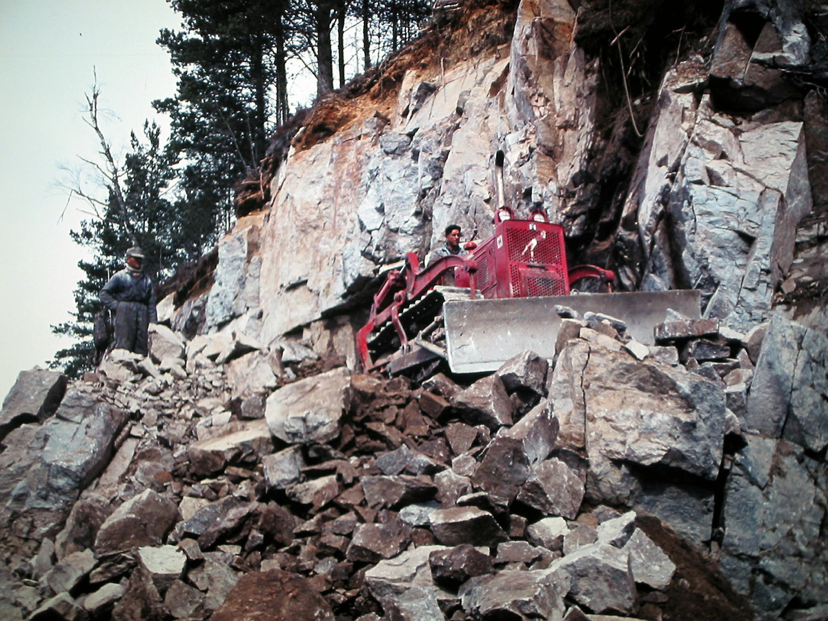 Riksvei 8 (senere Fv. 40) mellom Larvik og Kongsberg ca. 1960. 
Smal vegstrekning ved det som kaltes "Oljeberget" ble utbedret. 
Senere ble veien flyttet til nedkant av fjellet.