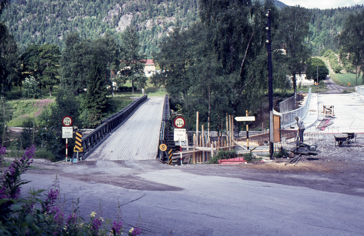 Hvittingfoss bru ble bygget av firmaet Grunn & Høybygg og  sto ferdig 1965. Byggingen ga jobb til lokal arbeidskraft. 
Midlertidig bru over Numedalslågen ble satt opp av forsvarets ingeniørkompani fra Hvalsmoen. Midlertidig bro sees til venstre i bildet.