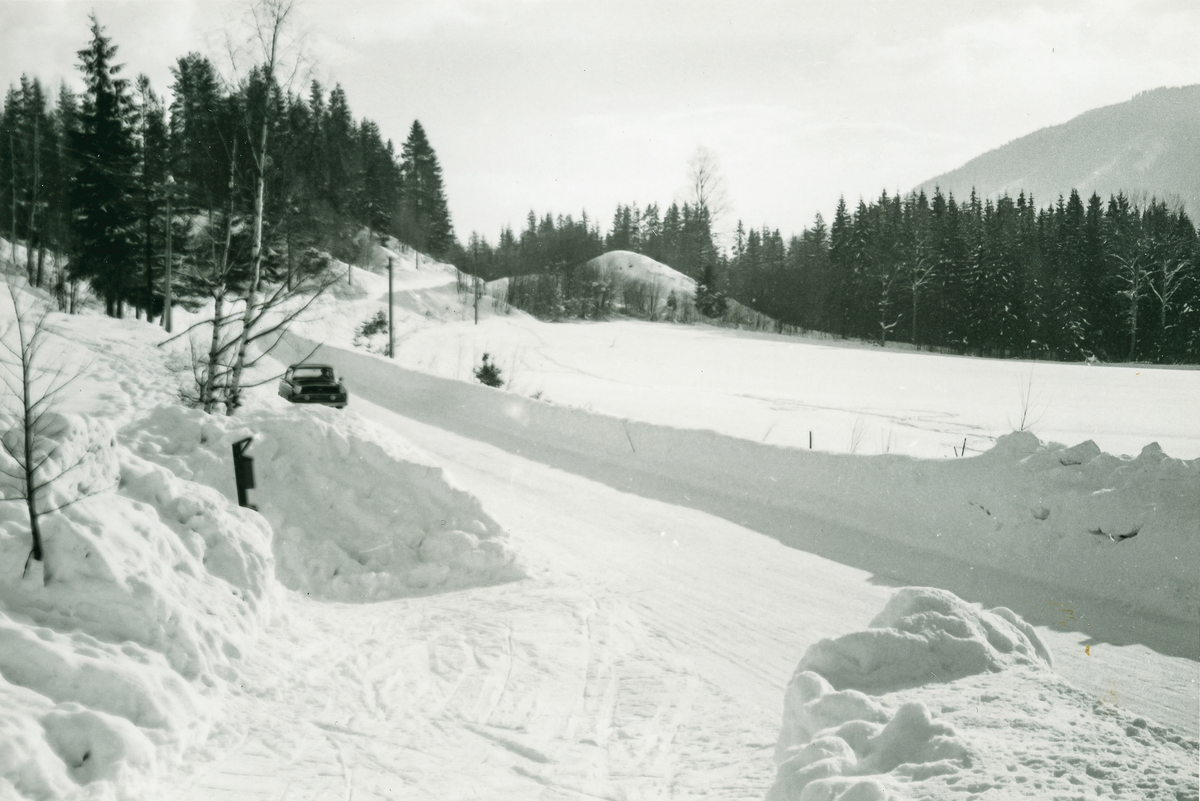 Rett etter snøfall på Riksvei 8 (40) nord for Sødem i Komnes. 60-tallet.
Kritthvite veier uten salt. Bildet tatt ca. 1,5 km syd for Komnes kirke.