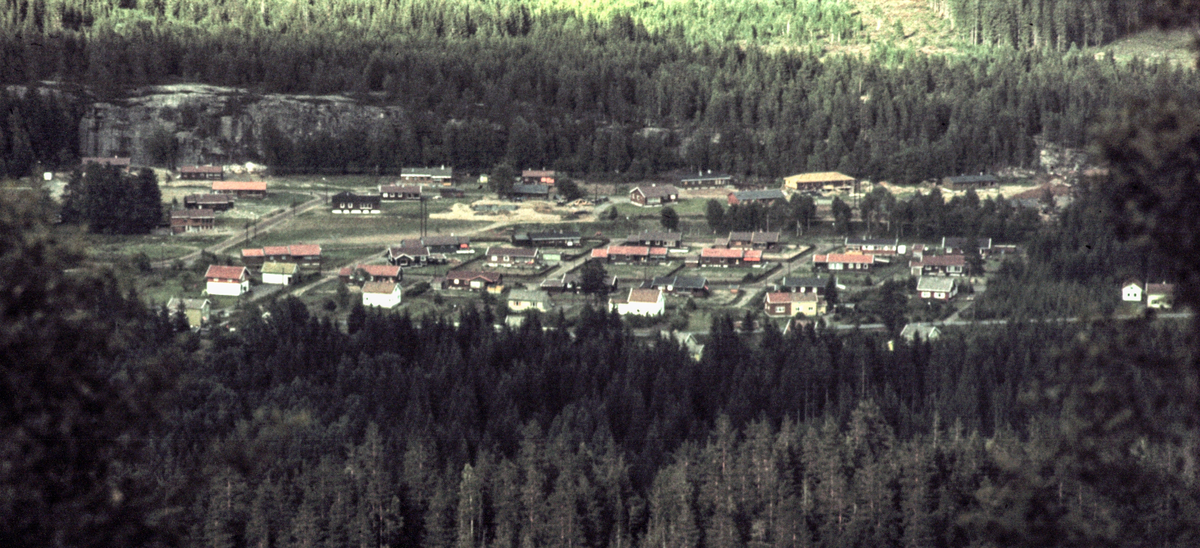 Nye hus dukker opp på Fossfeltet/Rønningen i Hvittingfoss tidlig 70 tall
Fotografert fra Skinnesåsen.