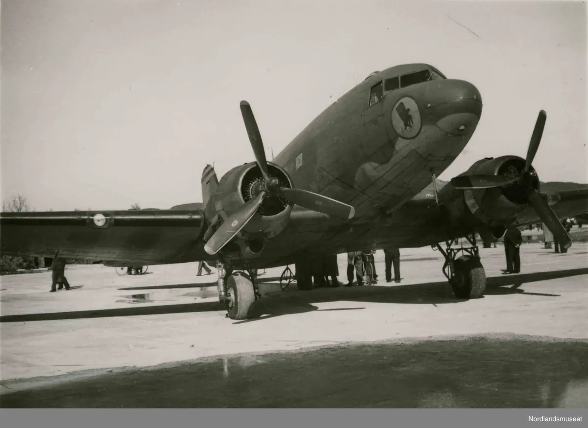 Et fly. Bilde tatt i Bodø under feiring av freden etter okkupasjonen 1945.