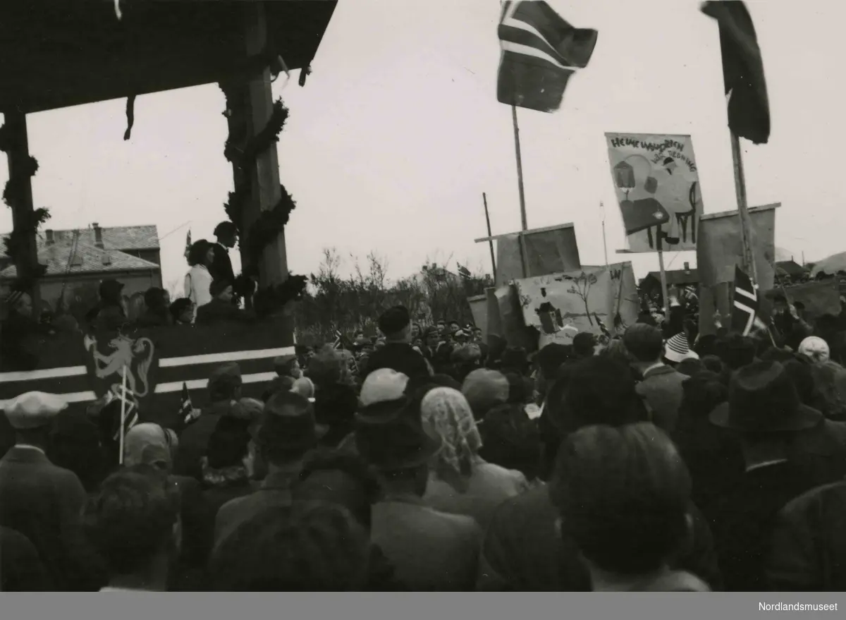 En folkemengde. Bilde tatt i Bodø under feiring av freden etter okkupasjonen 1945.