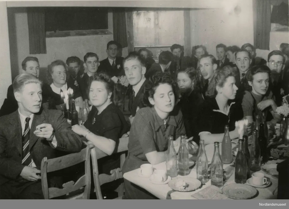 En gruppe unge mennesker som sitter til bords. Solveig Simonsen (gift Hunstad) til høyre.