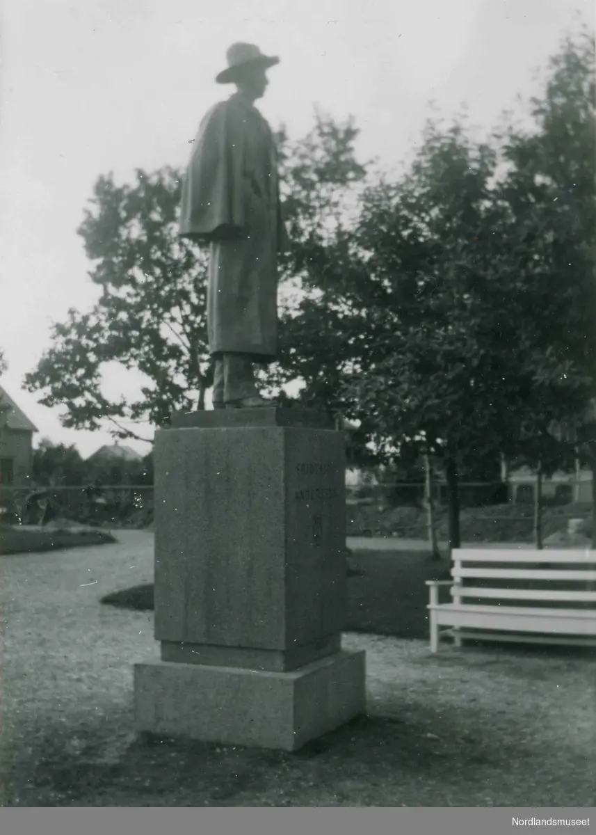 Statue av Fridtjof Andersen i Bodø.