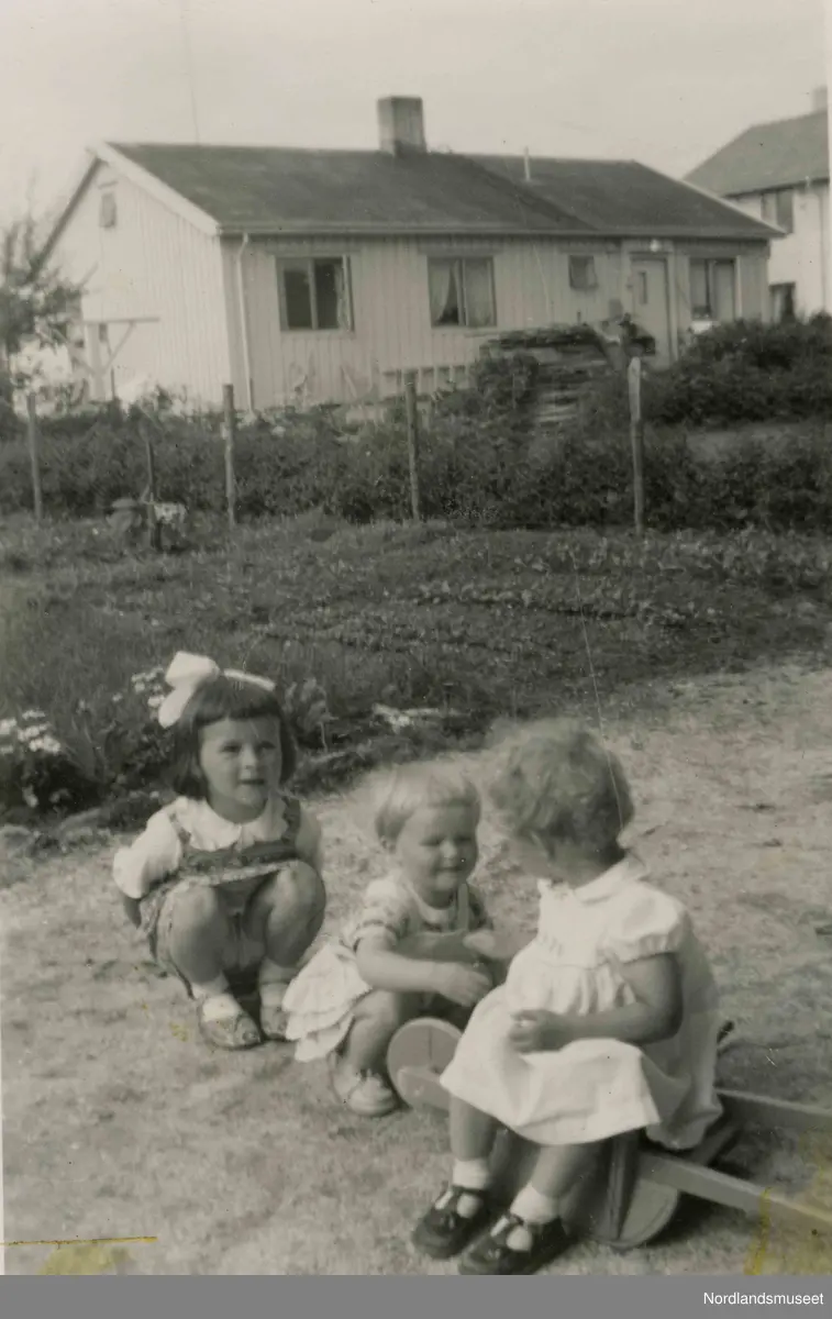 Tre barn fotografert utendørs. Kristin Hunstad, Siv Hunstad og Therese Hunstad.