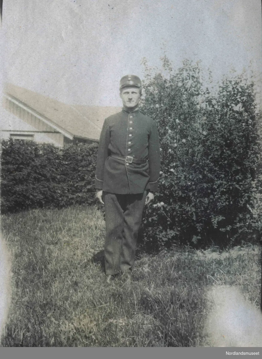 En mann i uniform fotografert utendørs.