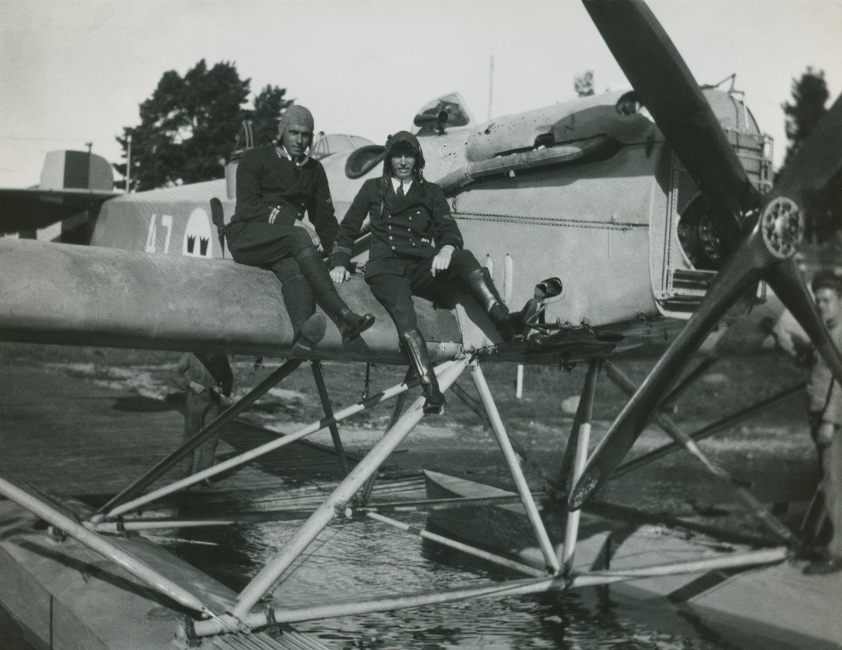 Marinlöjtnanterna Olof Enderlein och Einar Christell sitter på vingen på flygplan S 4, Hansa typ 47, Heinkel HE 4, omkring 1926-1927.