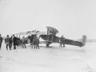 Militära flygplanen Phönix D.II / J 1 nr 975 och FVM S 21 nr 3232 har kolliderat på isen, omkring 1926-1930.