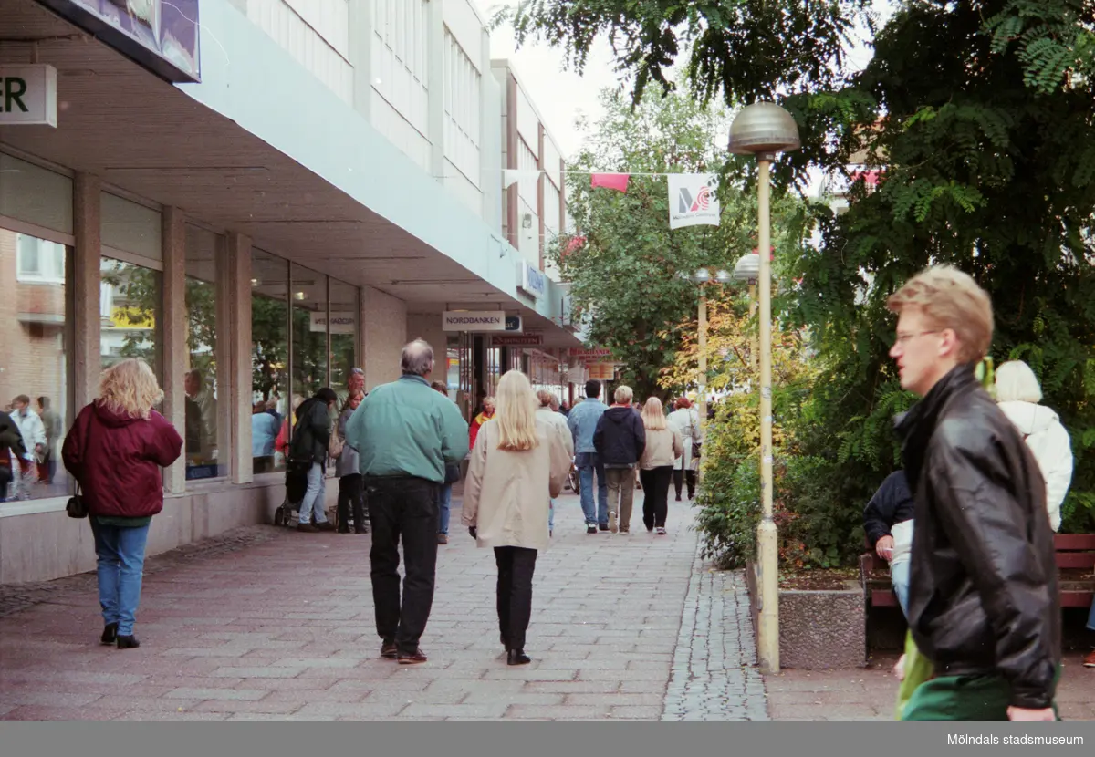 Mölndalsbro i dag - ett skolpedagogiskt dokumentationsprojekt på Mölndals museum under oktober 1996. 1996_0913-0930 gjorda av högstadieelever från Kvarnbyskolan 9A, grupp 1. Se även gruppbilder på klasserna 1996_1382-1405 och bilder från den färdiga utställningen 1996_1358-1381.