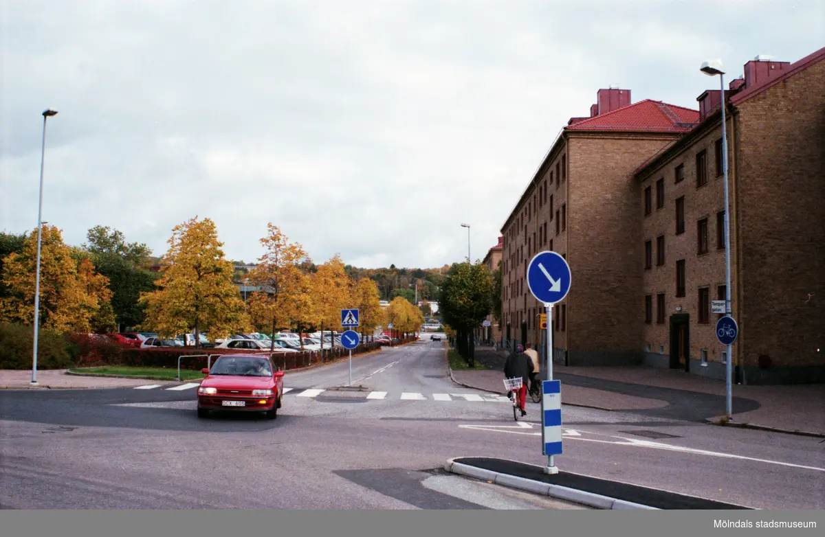 Tempelgatan. Mölndalsbro i dag - ett skolpedagogiskt dokumentationsprojekt på Mölndals museum under oktober 1996. 1996_0913-0930 gjorda av högstadieelever från Kvarnbyskolan 9A, grupp 1. Se även gruppbilder på klasserna 1996_1382-1405 och bilder från den färdiga utställningen 1996_1358-1381.