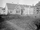 Utmed Klostergatan i höjd med Trädgårdsföreningen uppfördes i början av 1900-talet två parallella husrader. I området närmast parken lät lektor Karl Beckman för sin familj uppföra Klostergatan 64. I höger bildkant uppförs Klostergatan 66.