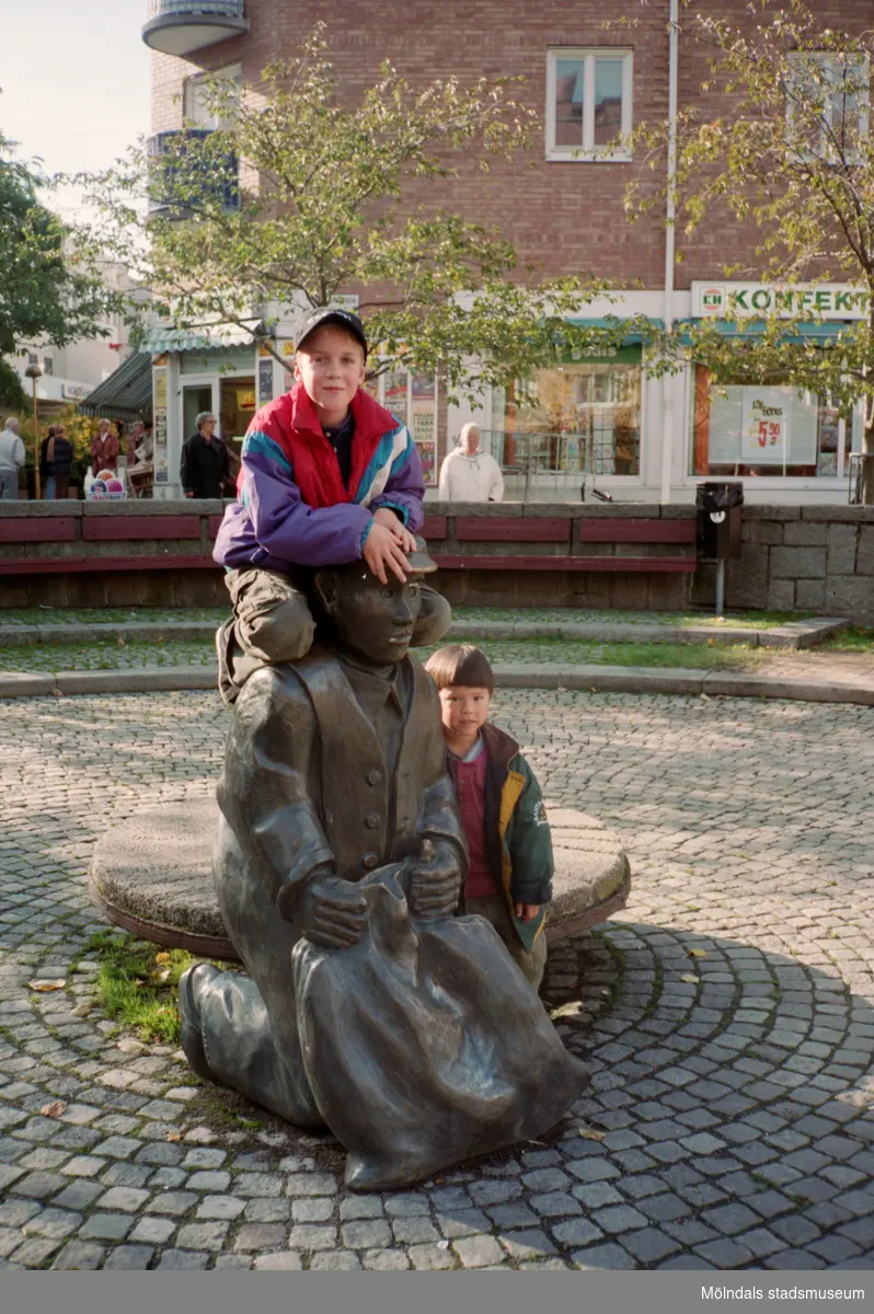 Alberts torg.
Mölndalsbro i dag - ett skolpedagogiskt dokumentationsprojekt på Mölndals museum under oktober 1996. 1996_0950-0965 är gjorda av högstadieelever från Kvarnbyskolan 9A, grupp 3. Se även 1996_0913-0940, gruppbilder på klasserna 1996_1382-1405 samt bilder från den färdiga utställningen 1996_1358-1381.