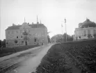 Kameran hamnade lite på sned men för den intresserade blev det ändå ett tacknämligt resultat. Vy längs Platensgatan i Linköping i riktning mot söder och stadens centrala delar. Till vänster Östgöta Brandstodsbolags kontor och till höger stadens teater. Året var 1906.