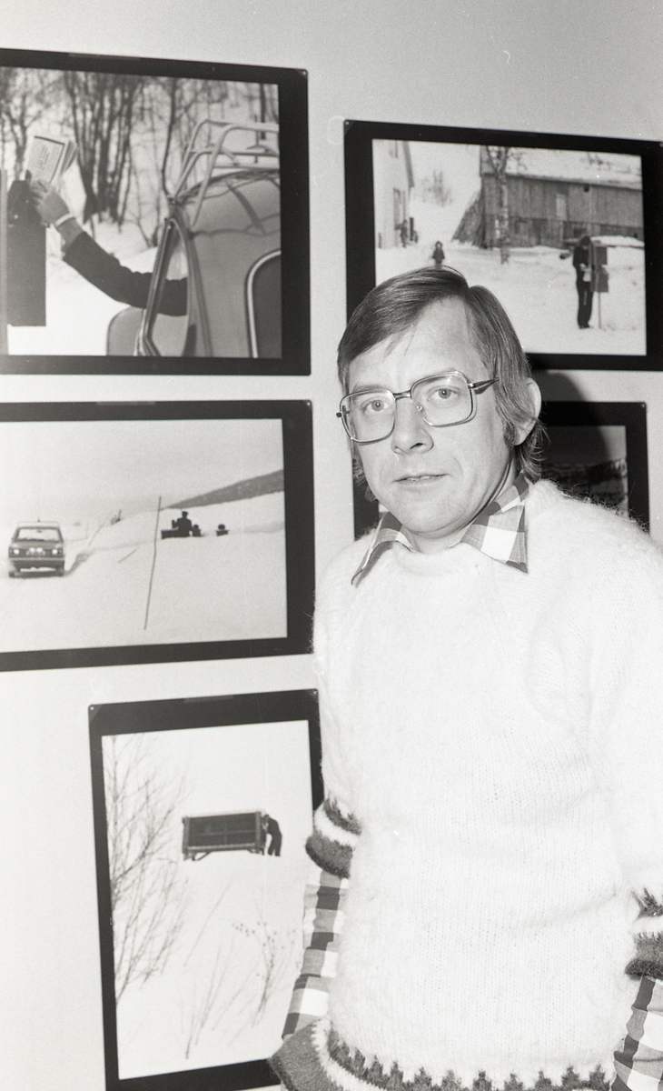 Fotograf Henrik Ørsted stilte ut fotografier i forsamlingshusets bridgerom. Utstillingen het "Post i nord". 