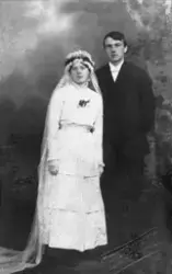 Studioportrett i helfigur av brudeparet Helga Jørgensen og P