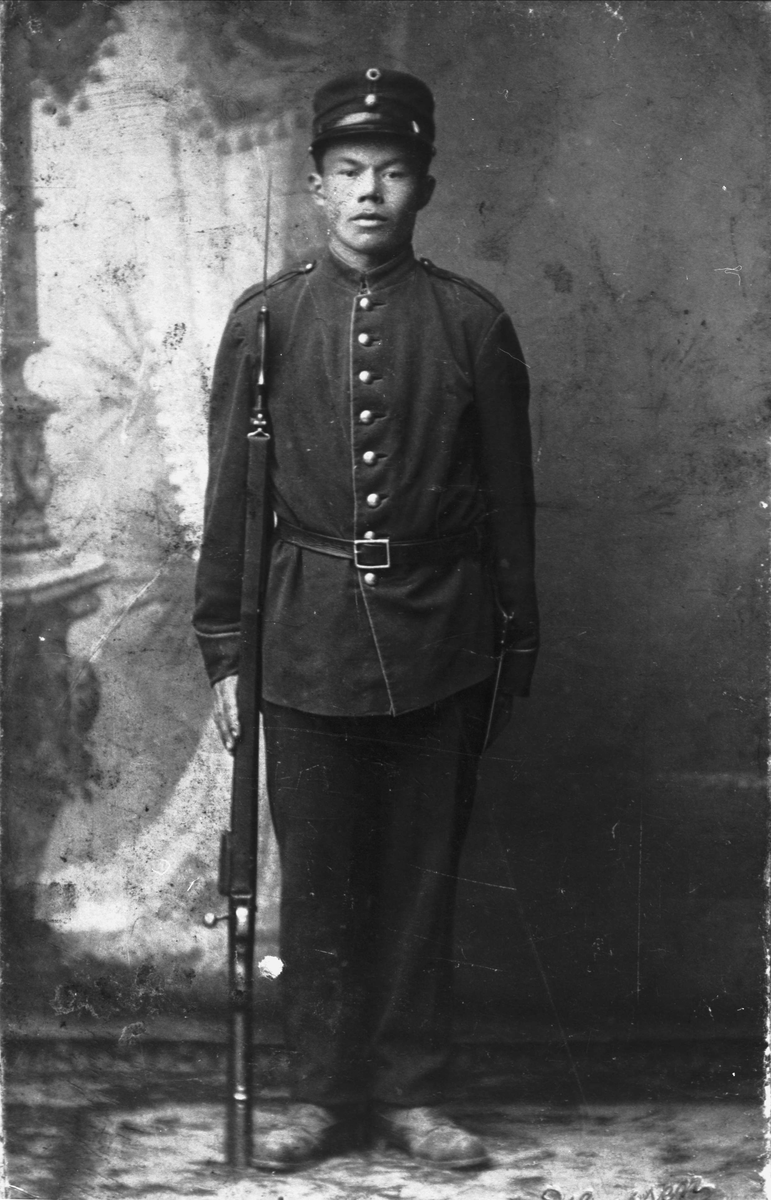 Studioportrett av John Åsli, fotografert i uniform.