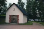 Putsat bårhus vid Vårviks kyrka