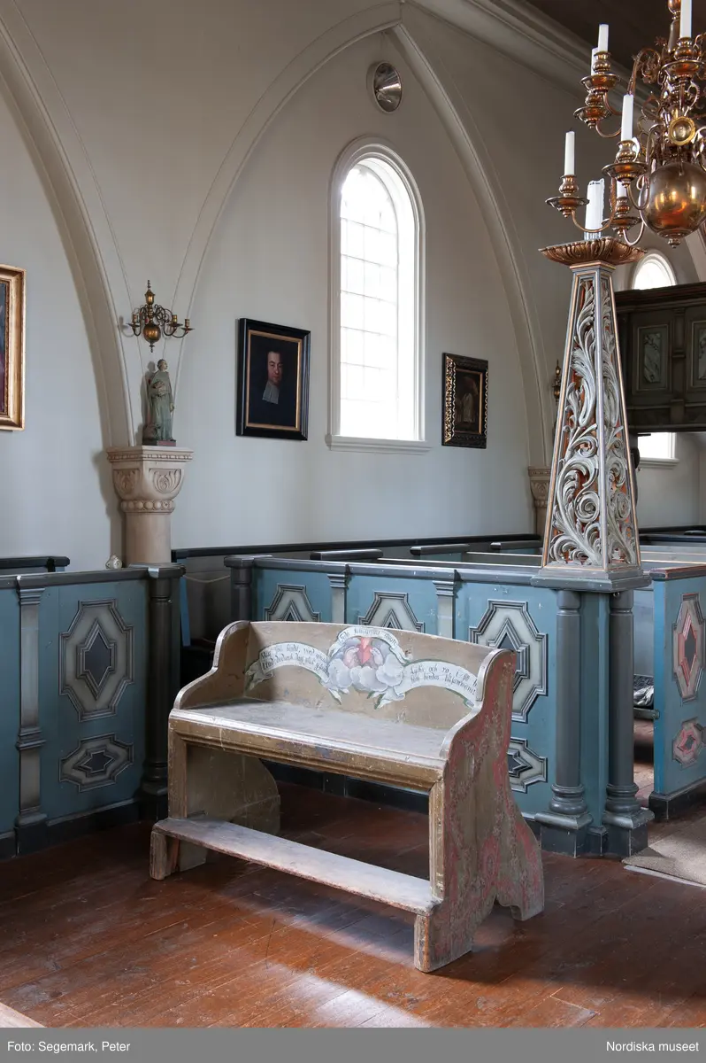 Brudstol (vigselstol) med plats för två i Julita kyrka, Södermanland. På ryggens framsida det brinnande hjärtat, en kärlekssymbol och text på tyska, latin och svenska.. Brudstolen har troligen ursprungligen stått i Arbrå kyrka, Hälsingland. Datering 1770-1780-tal.