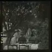 1950. Frankrike. Folk sittandes på uteservering/ restaurang.