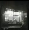 1950. Paris. Café Le Métro, kvällsbild.