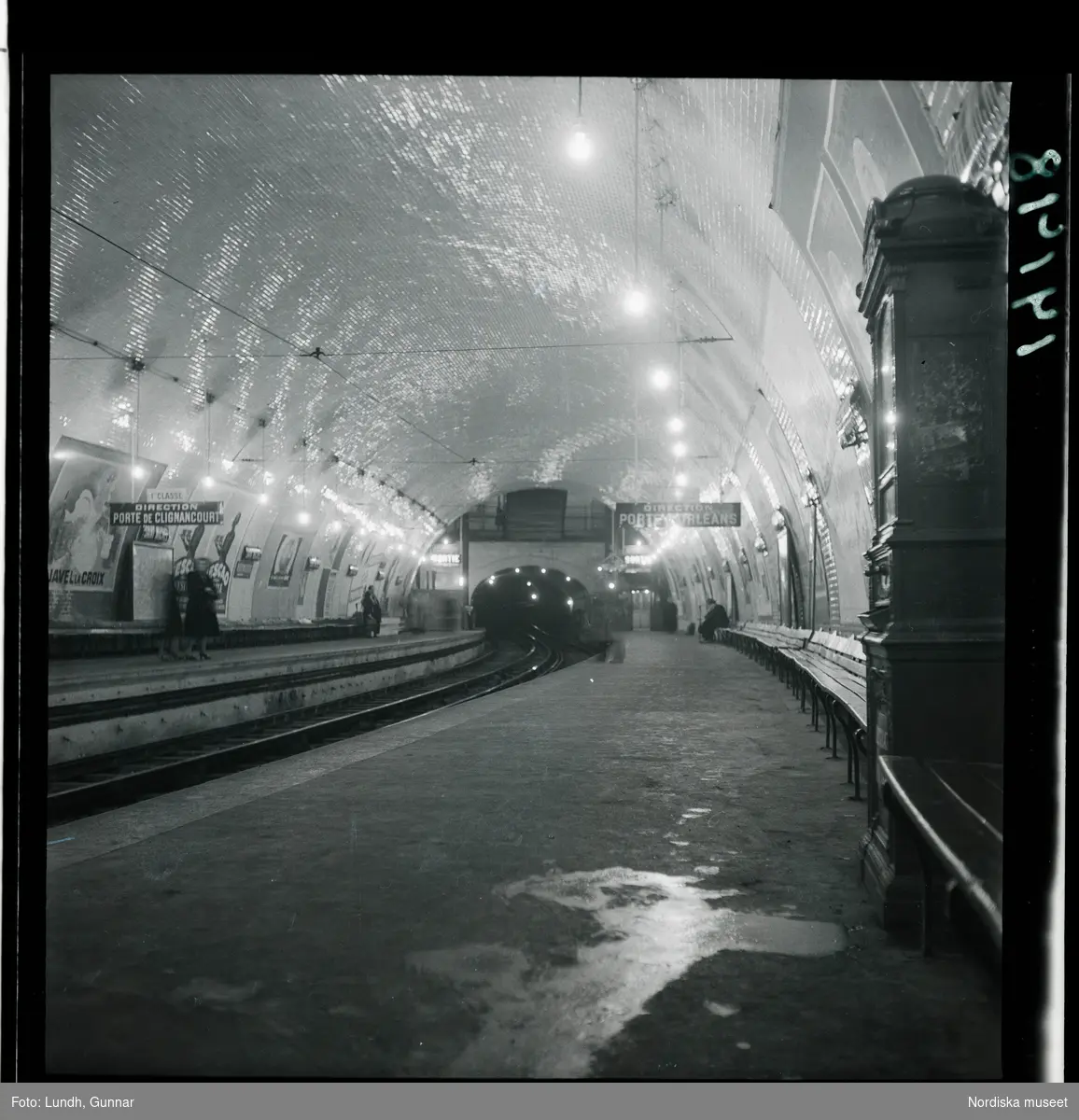 1950. Paris. Tunnelbanestation.