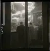 1950. Paris. Två män står vid en bar.