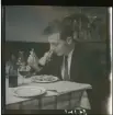 1950. Paris. En man sitter vid bord och äter.