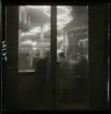 1950. Paris. Människor står vid en bar