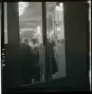 1950. Paris. Människor i en bar, sedda genom glasdörrar.