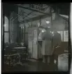 2 december 1950. Paris. Två män vid ett litet stånd utanför ett café, kvällsbild.