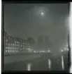 1950. Paris. Gata med Notre Dame i bakgrunden, kväll.