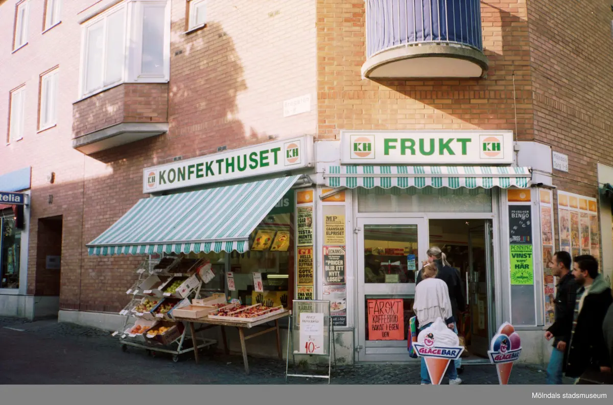 Konfekthuset. Mölndalsbro i dag - ett skolpedagogiskt dokumentationsprojekt på Mölndals museum under oktober 1996. 1996_0966-0967 är gjorda av högstadieelever från Kvarnbyskolan 9A, grupp 3. Se även 1996_0913-0940, gruppbilder på klasserna 1996_1382-1405 samt bilder från den färdiga utställningen 1996_1358-1381.