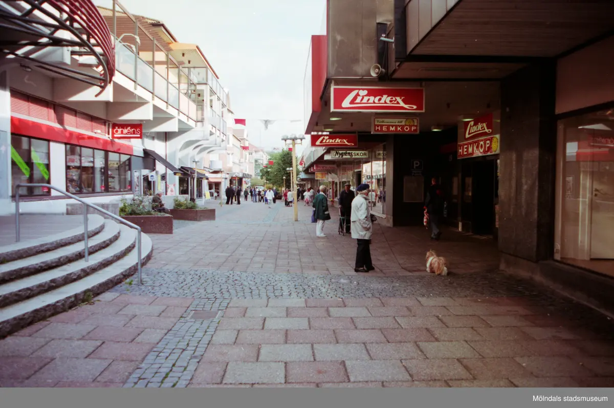 Brogatan österut. Mölndalsbro i dag - ett skolpedagogiskt dokumentationsprojekt på Mölndals museum under oktober 1996. 1996_0991-1004 är gjorda av högstadieelever från Kvarnbyskolan 9A, grupp 5. Se även 1996_0913-0940, gruppbilder på klasserna 1996_1382-1405 samt bilder från den färdiga utställningen 1996_1358-1381.