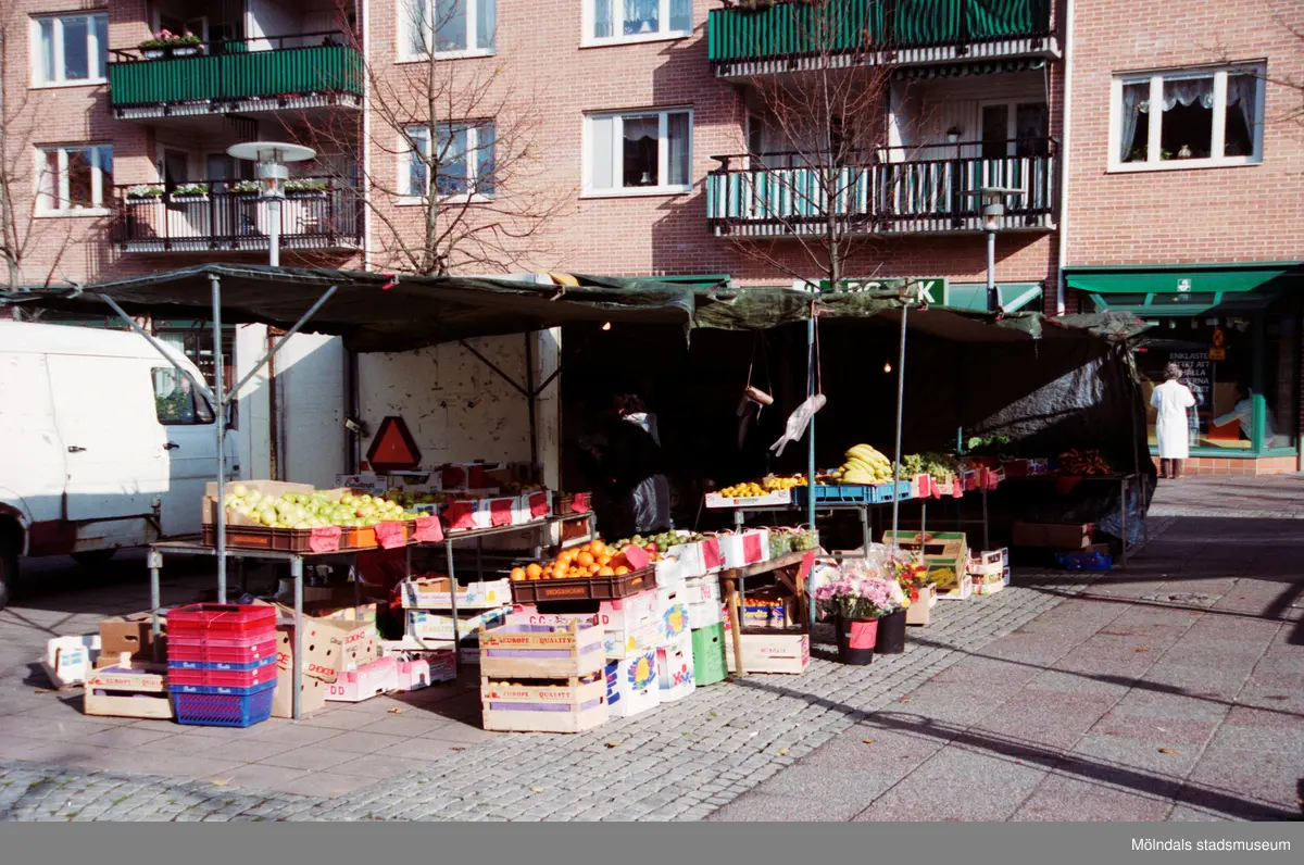 Mölndalsbro i dag - ett skolpedagogiskt dokumentationsprojekt på Mölndals museum under oktober 1996. 1996_0991-1004 är gjorda av högstadieelever från Kvarnbyskolan 9A, grupp 5. Se även 1996_0913-0940, gruppbilder på klasserna 1996_1382-1405 samt bilder från den färdiga utställningen 1996_1358-1381.