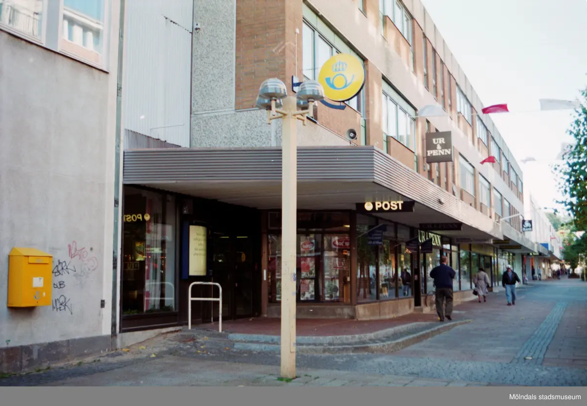 Posten på Brogatan. Mölndalsbro i dag - ett skolpedagogiskt dokumentationsprojekt på Mölndals museum under oktober 1996. 1996_1042-1051 är gjorda av högstadieelever från Kvarnbyskolan 9C, grupp 2. Se även 1996_0913-0940, gruppbilder på klasserna 1996_1382-1405 samt bilder från den färdiga utställningen 1996_1358-1381.