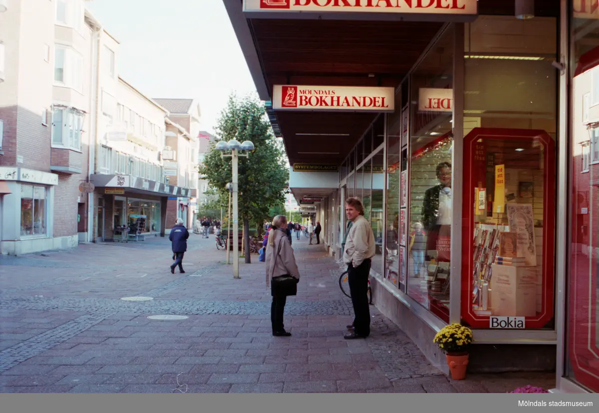 Mölndals bokhandel på Brogatan. Mölndalsbro i dag - ett skolpedagogiskt dokumentationsprojekt på Mölndals museum under oktober 1996. 1996_1052-1060 är gjorda av högstadieelever från Kvarnbyskolan 9C, grupp 2. Se även 1996_0913-0940, gruppbilder på klasserna 1996_1382-1405 samt bilder från den färdiga utställningen 1996_1358-1381.